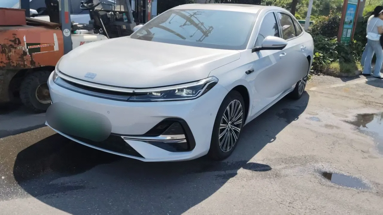 Geely Galaxy 2026 A7 EM-i 1.5 235km Starship Edition Automatic Gear - View 1