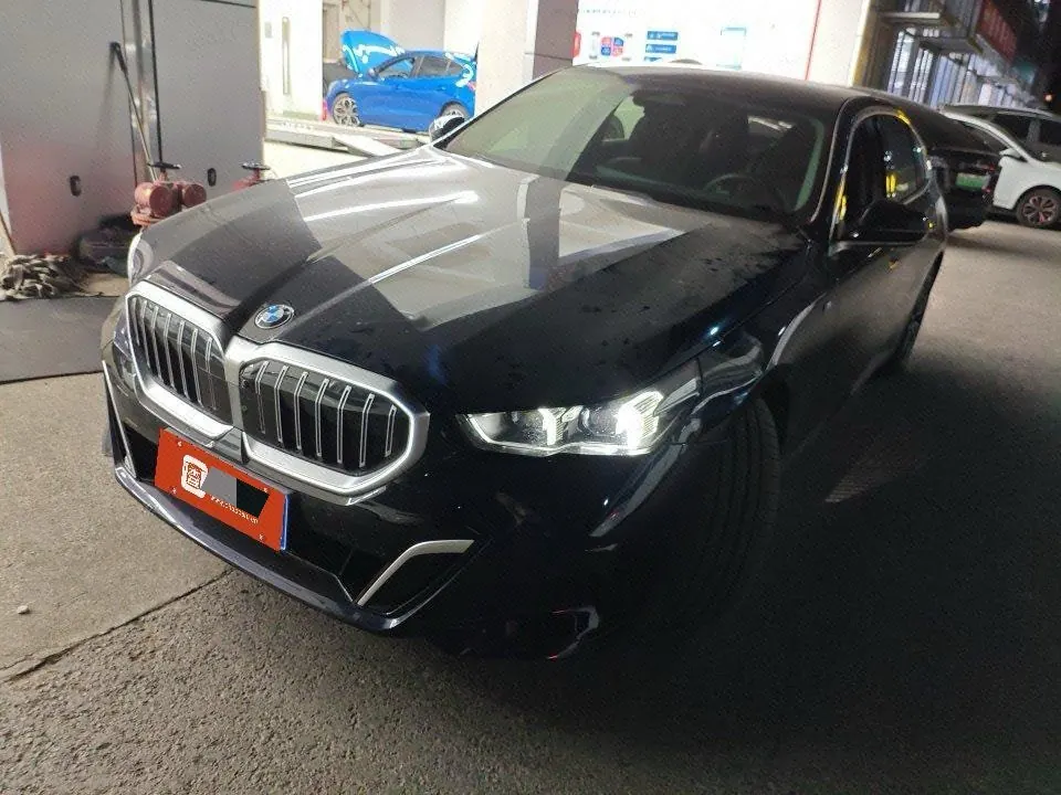 Open image lightbox: BMW 5 Series 2024 model 530Li 48V 2.0T Leading Edition M Sport Package Automatic