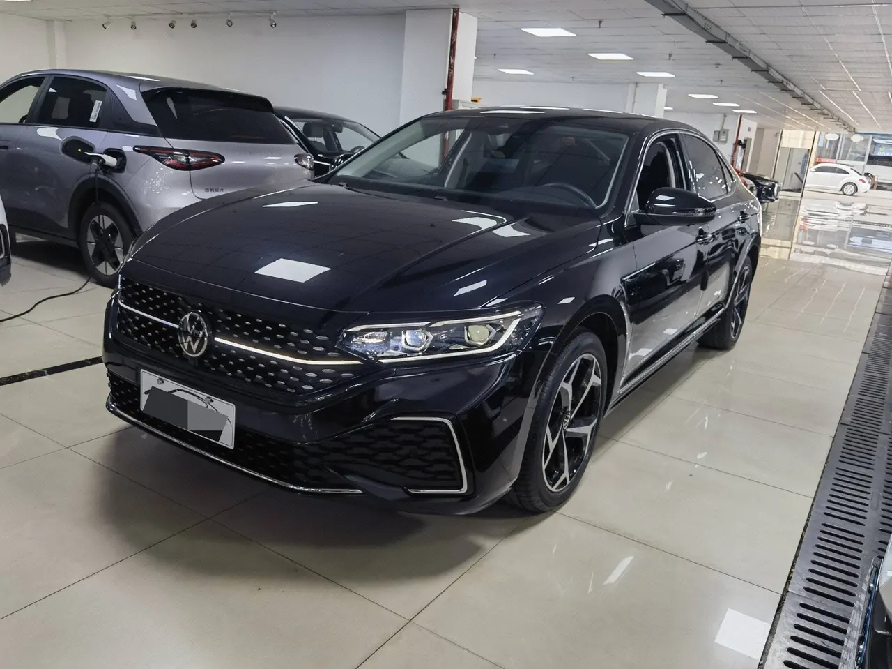 打开图片灯箱:Volkswagen 2025 Passat 2.0TSI 380TSI outstanding star dragon version automatic gear