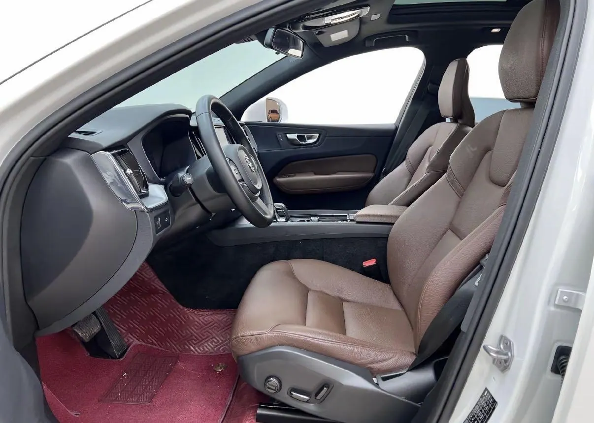 Volvo 2022 XC60 48V 2.0T B5 4-wheel-drive Zhiyi Deluxe Edition Automatic Gear 3