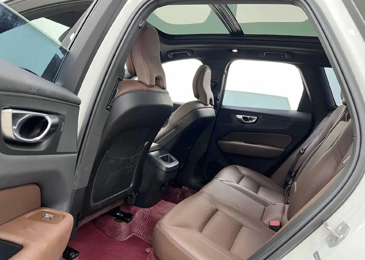 Volvo 2022 XC60 48V 2.0T B5 4-wheel-drive Zhiyi Deluxe Edition Automatic Gear 4