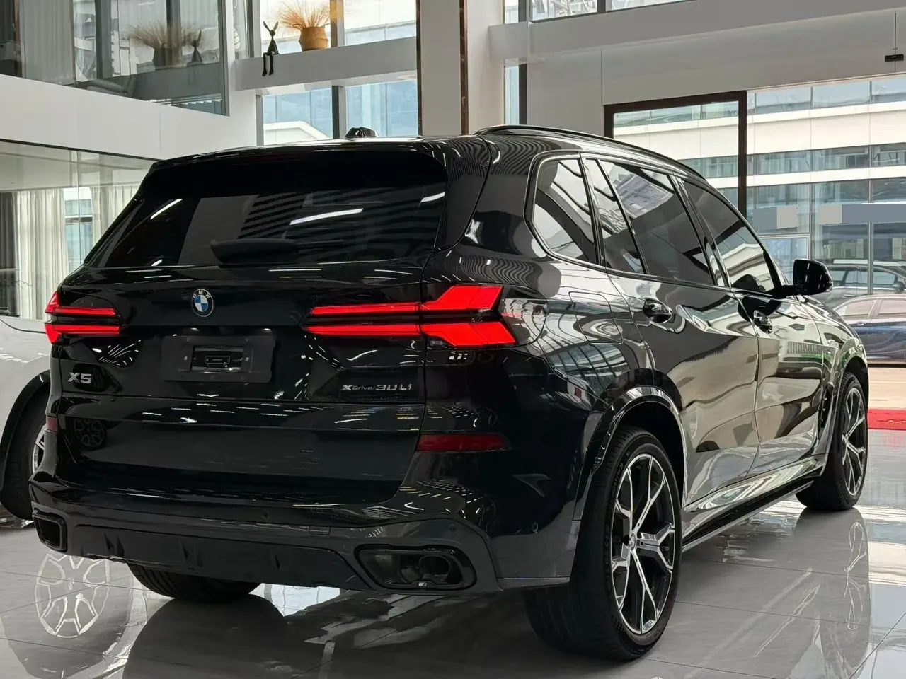 Открыть галерею: BMW 2026 X5 xDrive30Li 48V 2.0T exclusive m sports obsidian night suit automatic gear