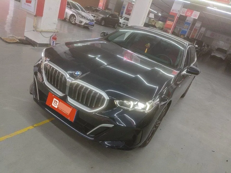 Открыть галерею: BMW 5 Series 2024 model 530Li 48V 2.0T Leading Edition M Sport Package Automatic