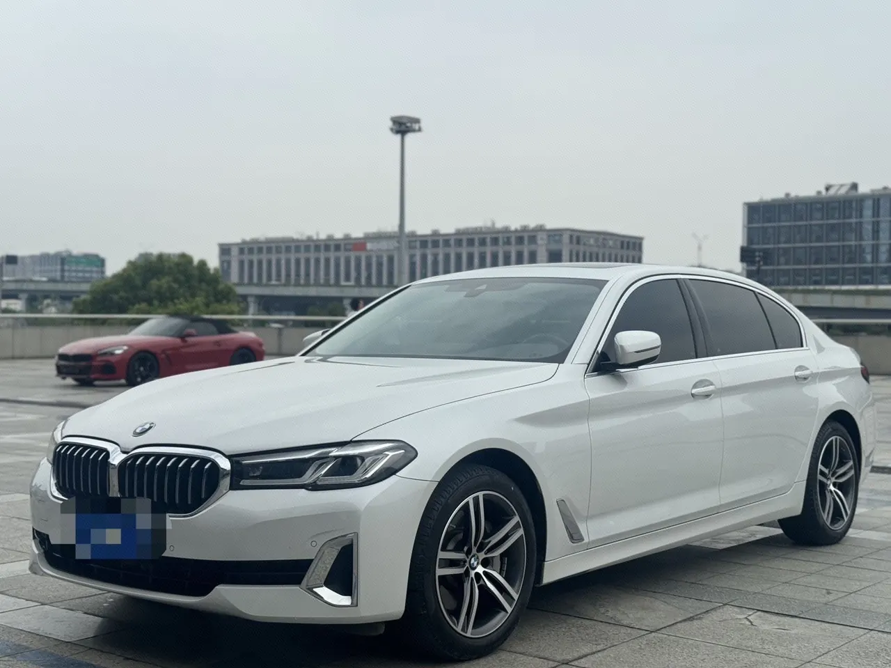 Открыть галерею: BMW 5 Series 2021 530Li 2.0T Leading Luxury Suit Automatic Gear