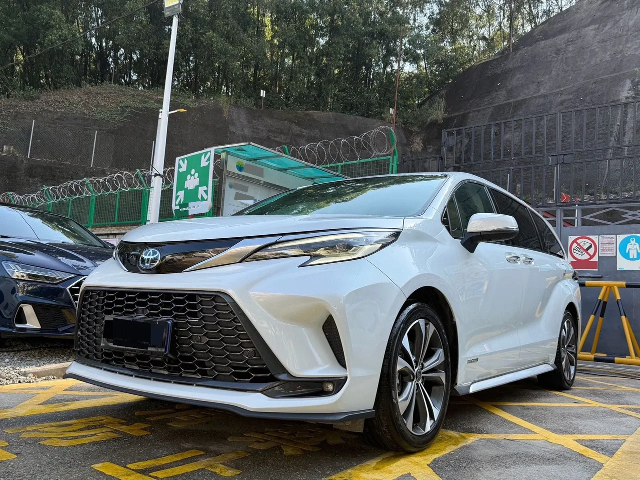 Toyota 2023 Grevia HYBRID 2.5 Stepless Premium PLUS Edition Automatic Gear - View 1