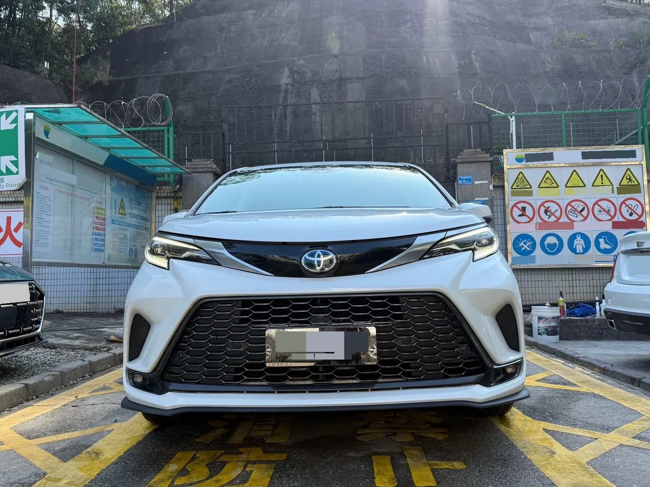 Toyota 2023 Grevia HYBRID 2.5 Stepless Premium PLUS Edition Automatic Gear 3