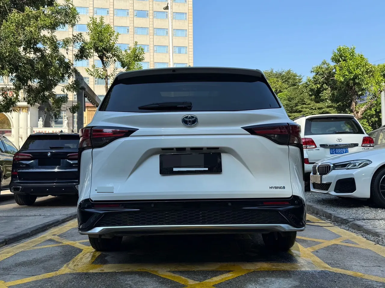 Toyota 2023 Grevia HYBRID 2.5 Stepless Premium PLUS Edition Automatic Gear 4