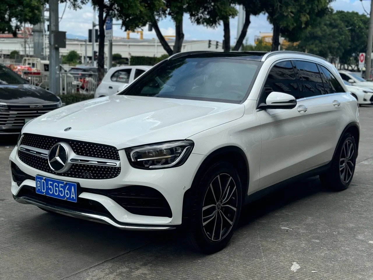 Открыть галерею: Mercedes Benz 2021 GLC 260 L 4MATIC 2.0T Luxury Automatic