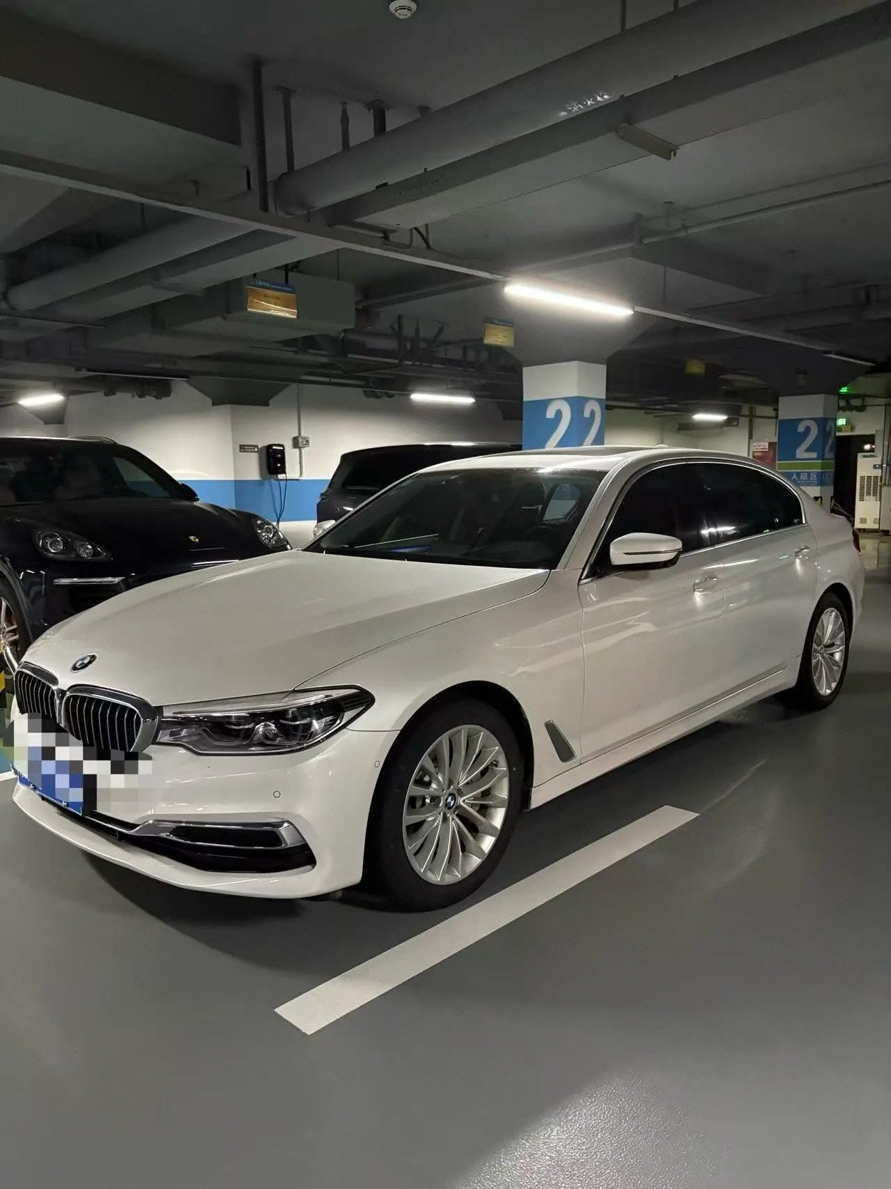 Открыть галерею: BMW 5 Series 2020 530Li 2.0T Premium Luxury Suit Automatic Gear
