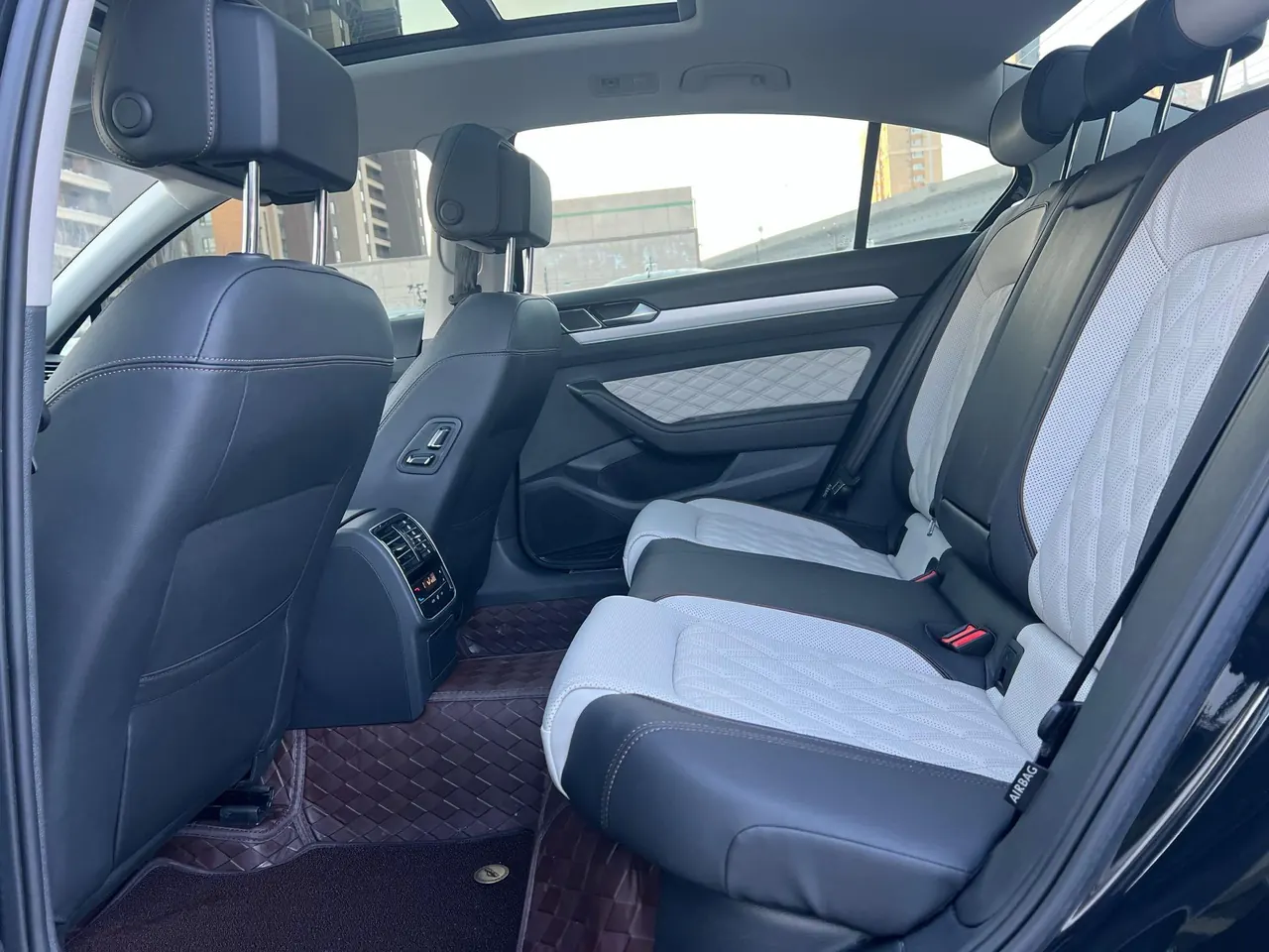 Volkswagen 2023 Magotan 2.0TSI 330TSI 2 million Commemorative Luxury Automatic Gear 3