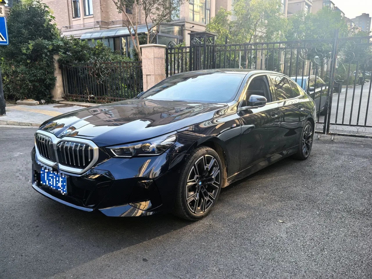 Открыть галерею: BMW 5 series 2025 530Li 48V 2.0T exclusive m sports suit automatic gear