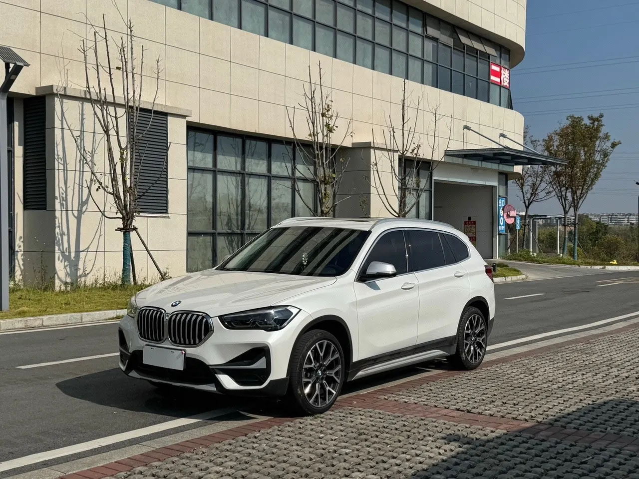 Открыть галерею: BMW 2022 X1 xDrive25Li 2.0T exclusive automatic gear