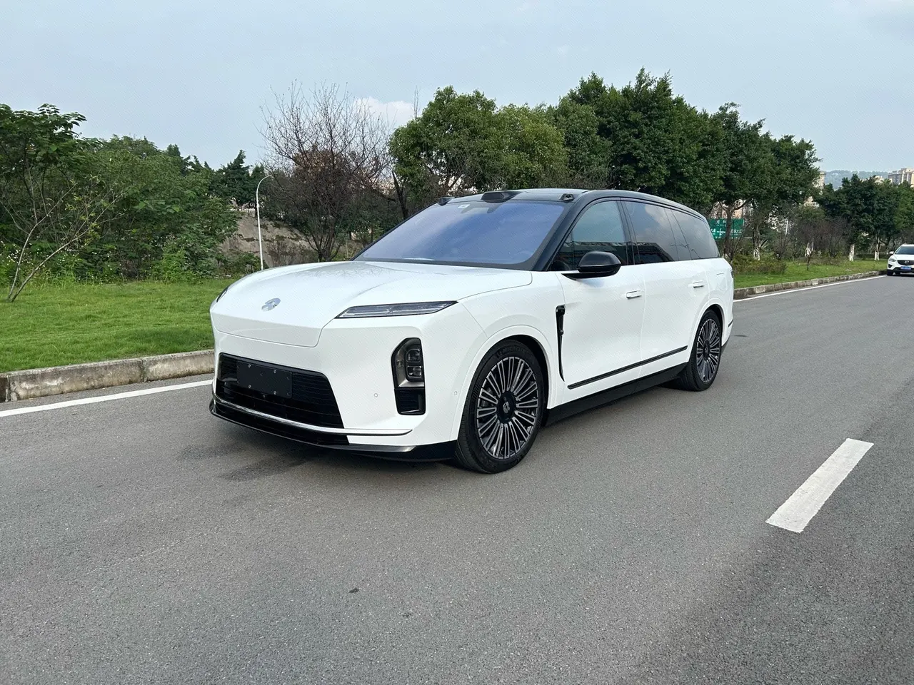 Open image lightbox: NIO 2026 ES8 6-seat executive deluxe automatic gear