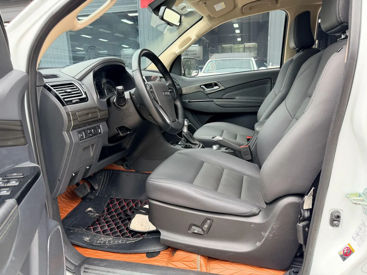 Isuzu 2020 mu-X 1.9T 4-wheel drive 5-seat automatic gear 7