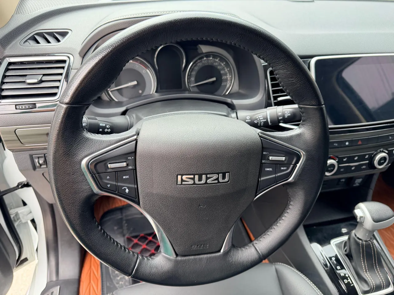 Isuzu 2020 mu-X 1.9T 4-wheel drive 5-seat automatic gear 8