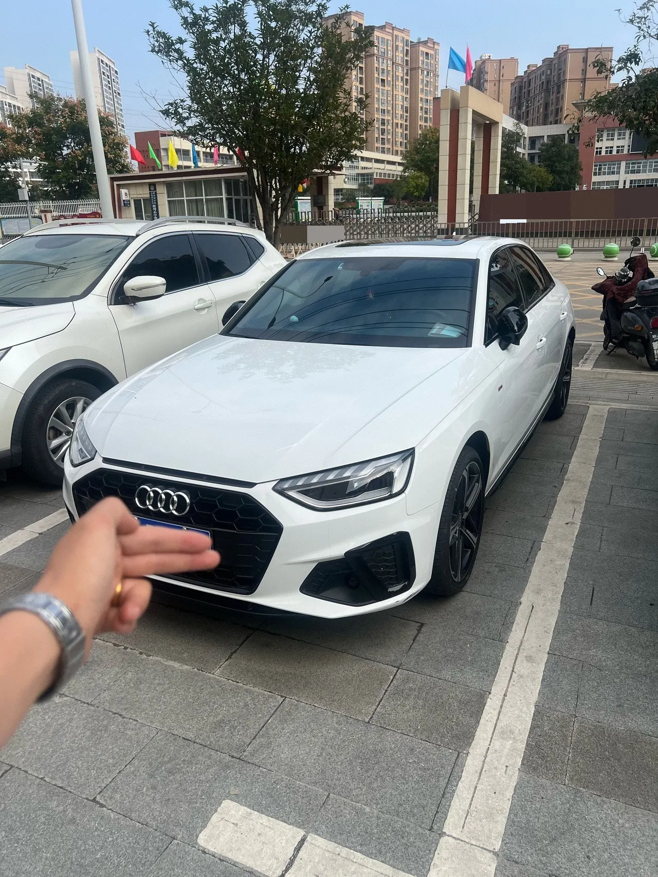 Открыть галерею: Audi 2024 A4L 2.0TFSI 40TFSI Deluxe Dynamic Automatic