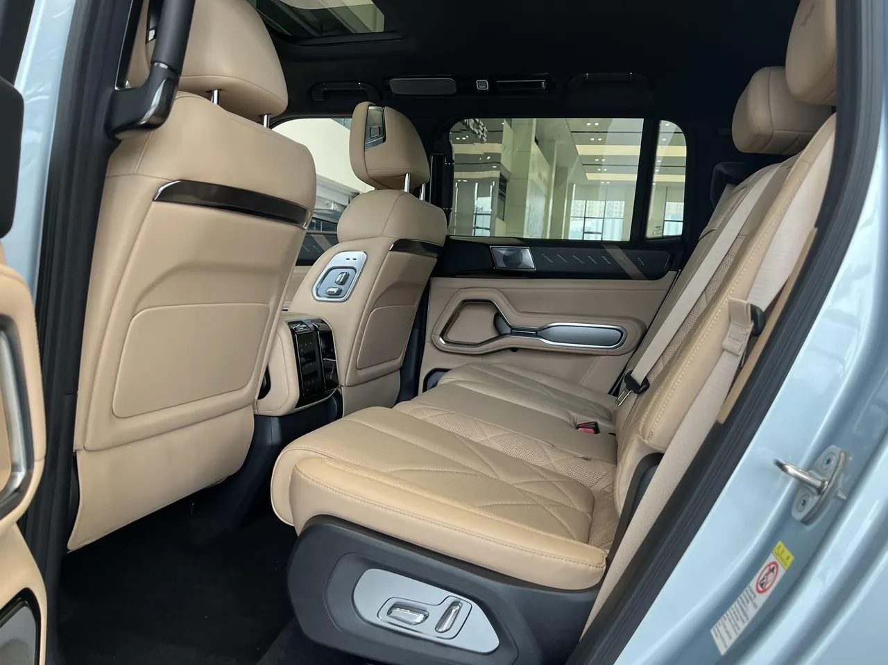 FangChengBao 2025 Leopard 8 2.0T Stepless Zhiyong Flagship UAV Edition 7-seat Automatic Gear 5