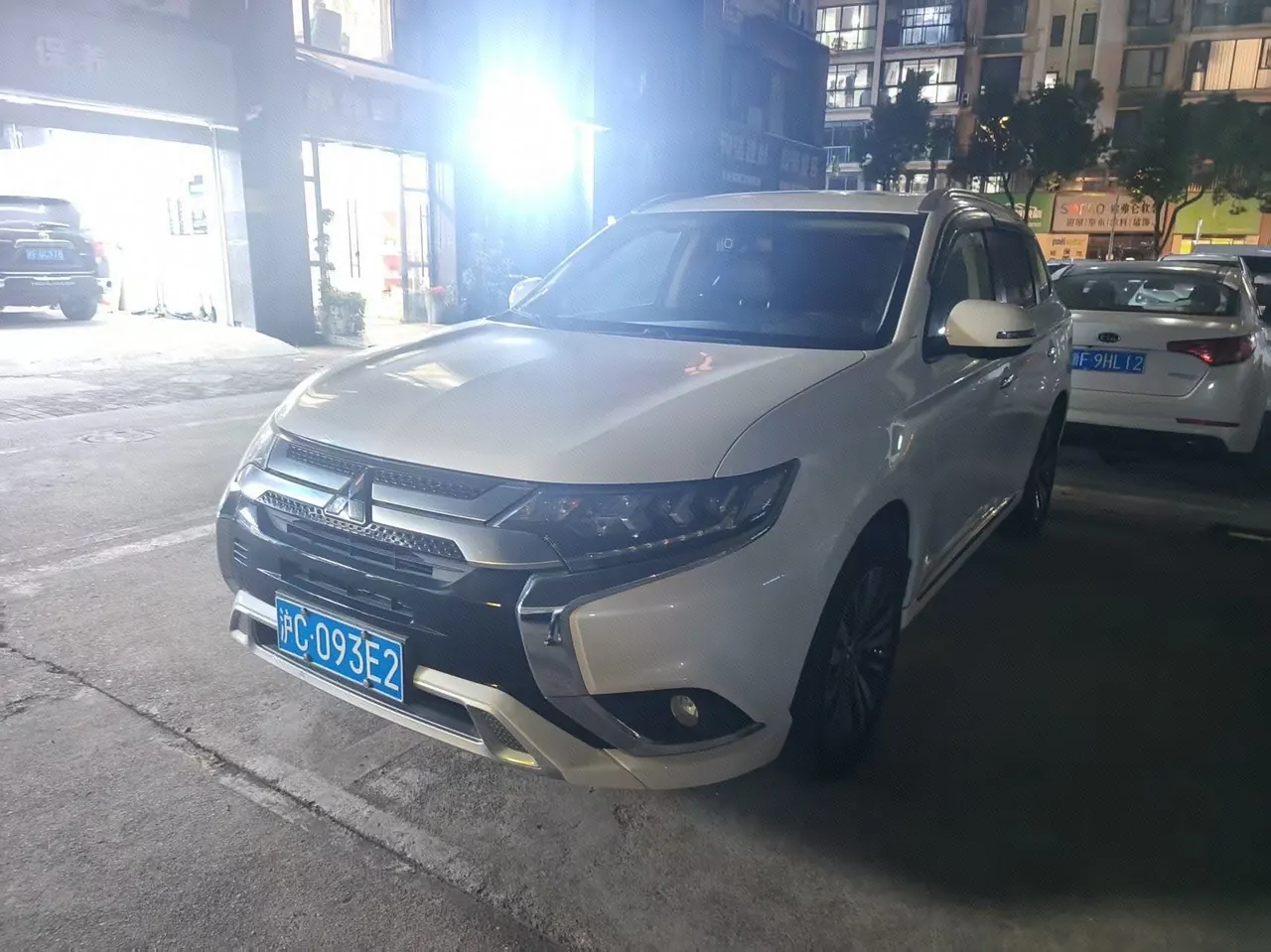 Mitsubishi 2021 Outlander 2.4 stepless four-wheel drive to enjoy the version of 7-seat automatic gear - View 1