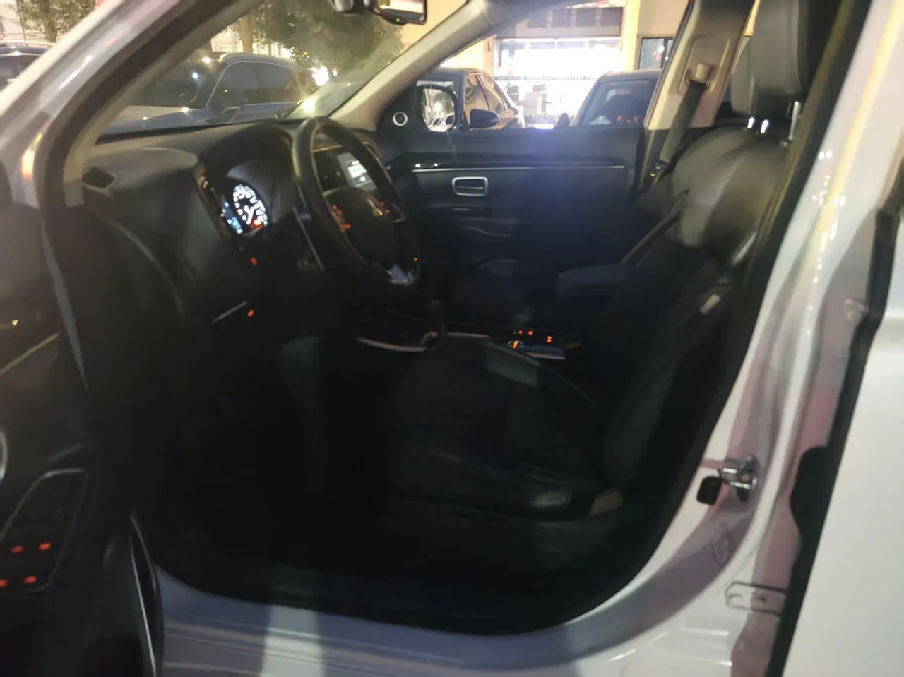 Mitsubishi 2021 Outlander 2.4 stepless four-wheel drive to enjoy the version of 7-seat automatic gear 4