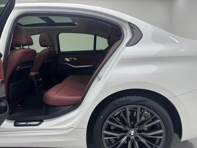 BMW 3 Series 2022 325Li 2.0T M Sports Obsidian Night Suit Automatic Gear 4