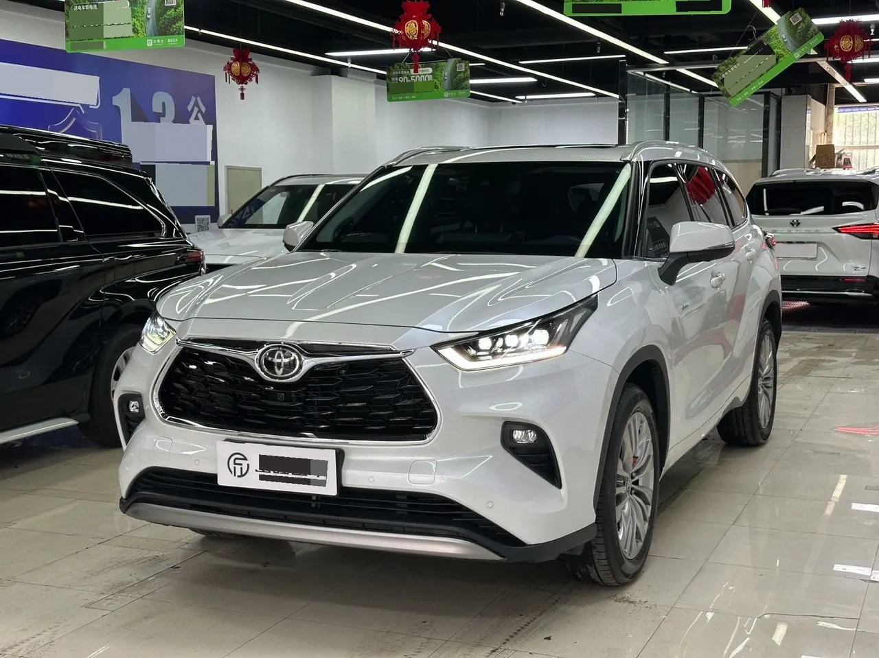 Открыть галерею: Toyota 2022 Highlander Dual Engine 2.5 Stepless Four-wheel Drive Extreme Edition 7-seat Automatic Gear