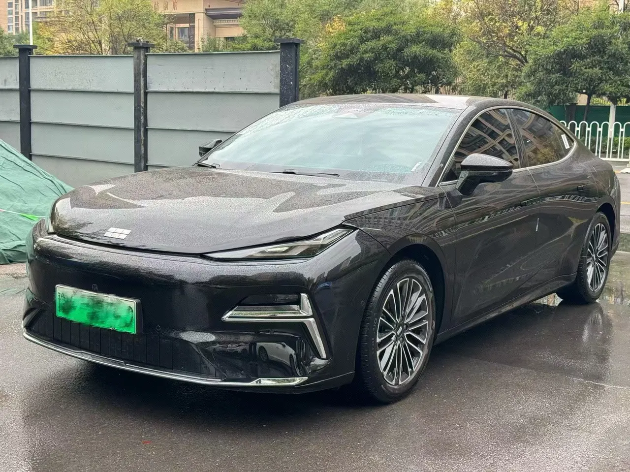 Open image lightbox: Geely Galaxy 2025 Xingyao 8 EM-i 1.5 130km Premium Edition Automatic Gear