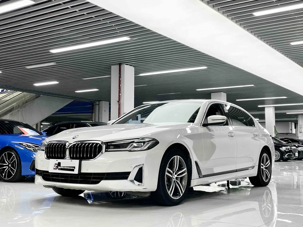 Открыть галерею: BMW 5 Series 2021 530Li xDrive 2.0T Luxury Suit Automatic Gear