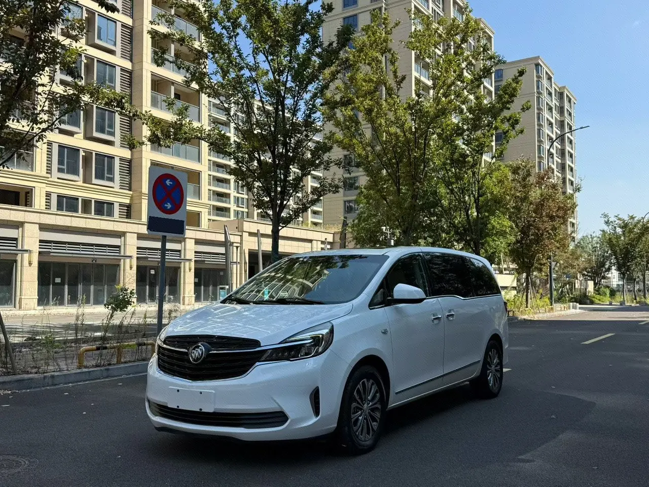 Open image lightbox: Buick 2022 GL8 Land Business Class 48V 2.0T 652T Luxury Automatic Gear
