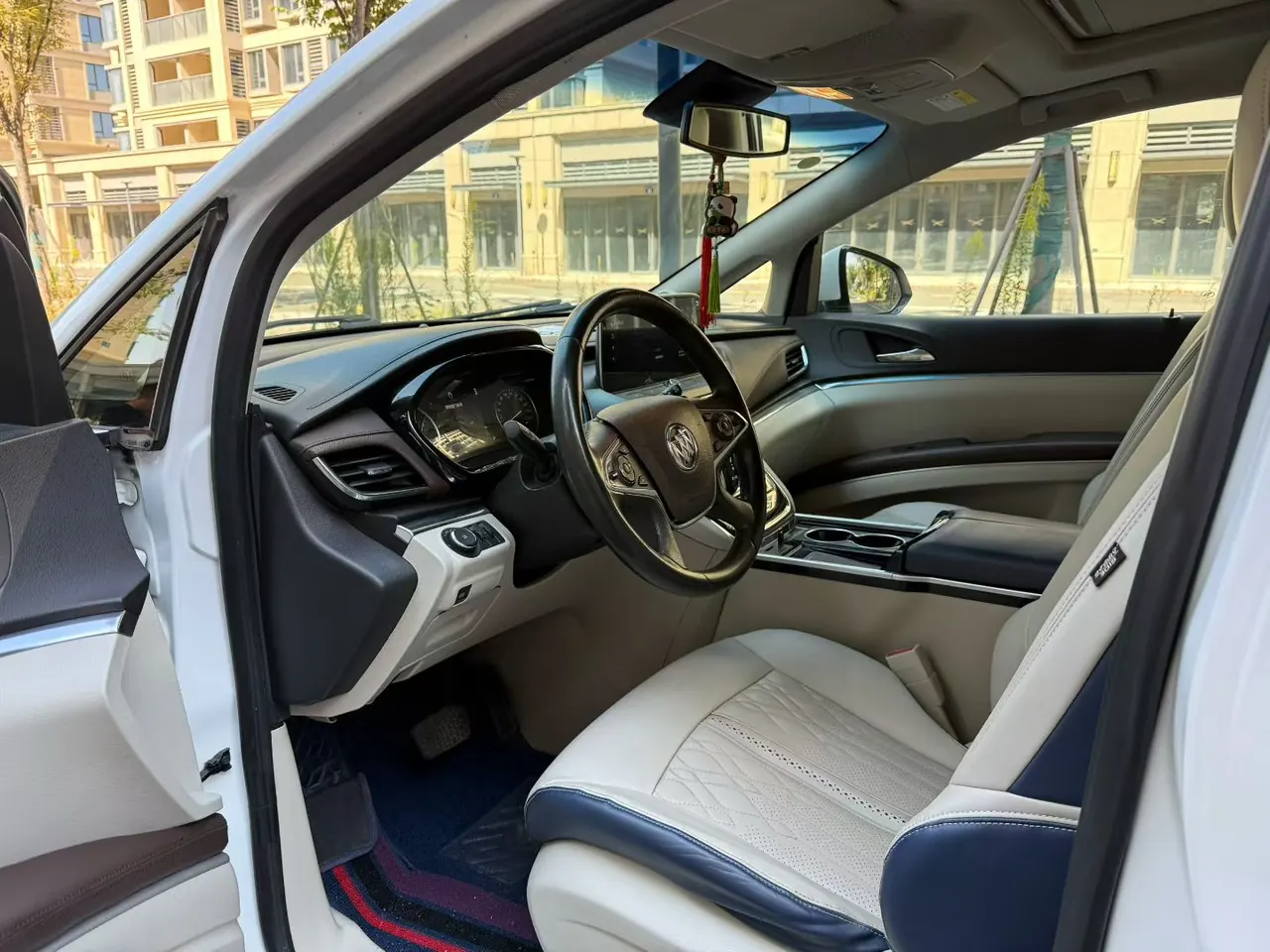 Buick 2022 GL8 Land Business Class 48V 2.0T 652T Luxury Automatic Gear 4