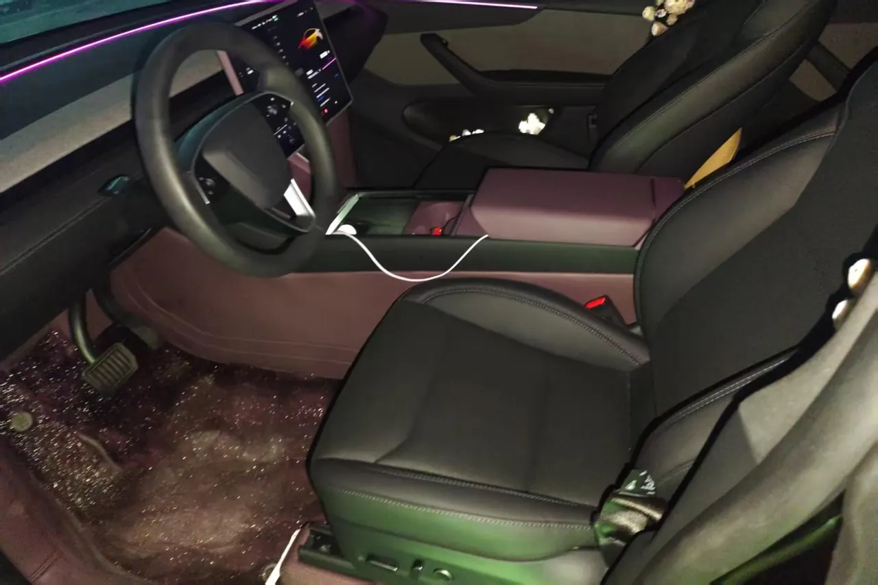 Tesla 2026 Model Y Rear-Wheel-Drive Automatic 5