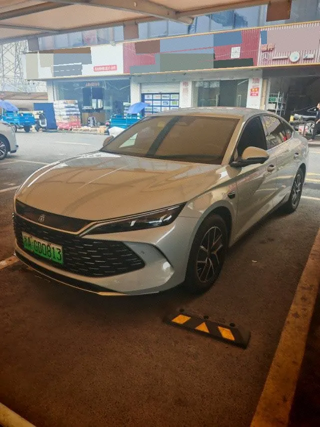 Открыть галерею: BYD 2026 Qin L DM-i 1.5 stepless 128KM leading automatic gear