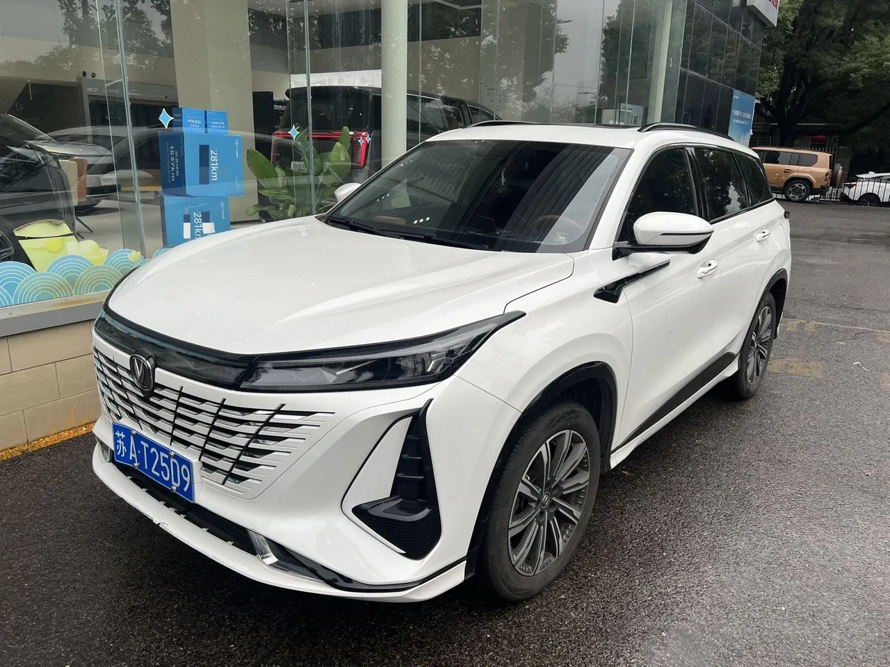 打开图片灯箱:ChangAn 2024 CS75 PLUS 1.5T Champion Edition Smart Driving and Collar Automatic Gear