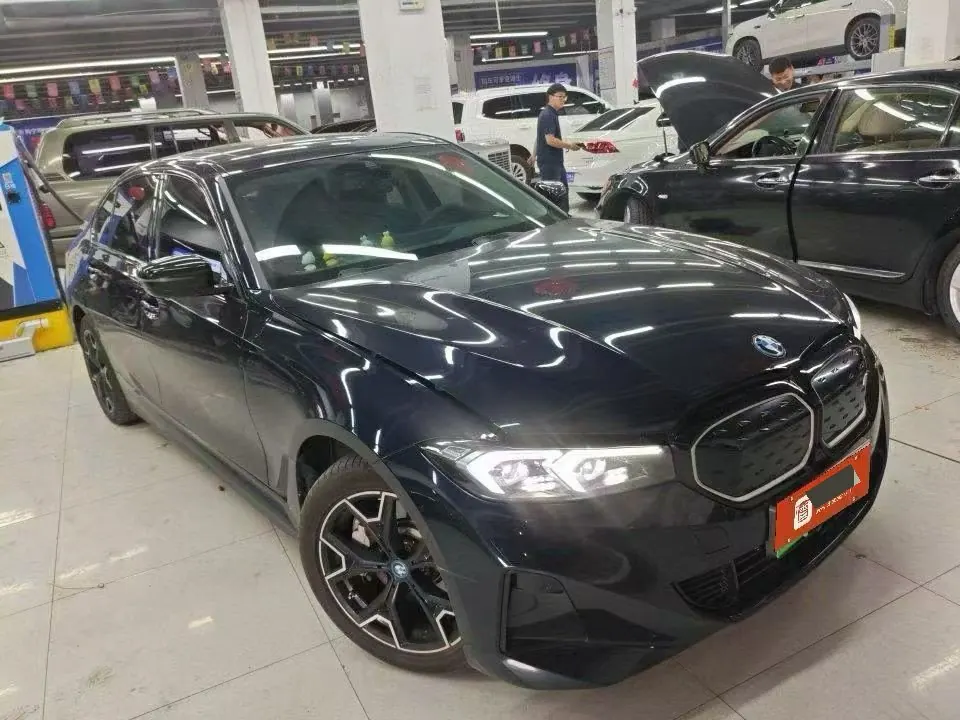 BMW 2024 i3 eDrive 40 L obsidian night suit automatic gear 2