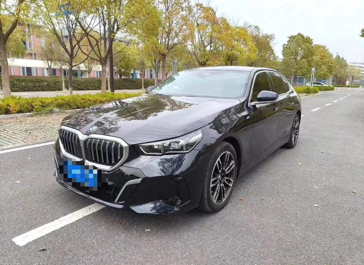 Открыть галерею: BMW 5 Series 2024 525Li 2.0T Luxury Suit Automatic Gear