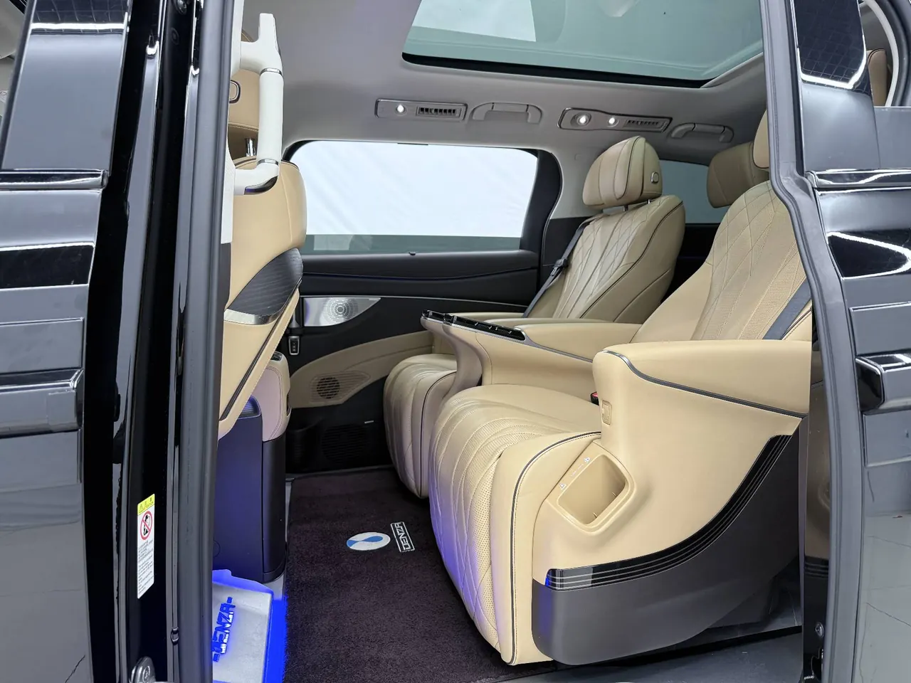 Denza 2024 Denza D9 DM-i 1.5T Stepless 980 Four-wheel Drive Honorable Automatic Gear 6