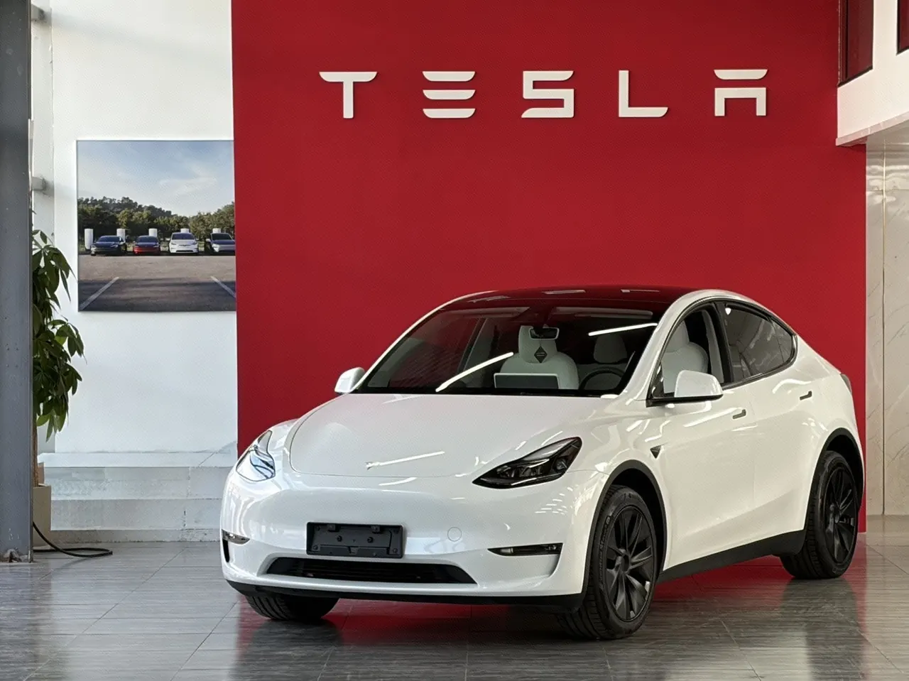 Open image lightbox: Tesla 2024 Model Y long endurance all-wheel drive version automatic transmission