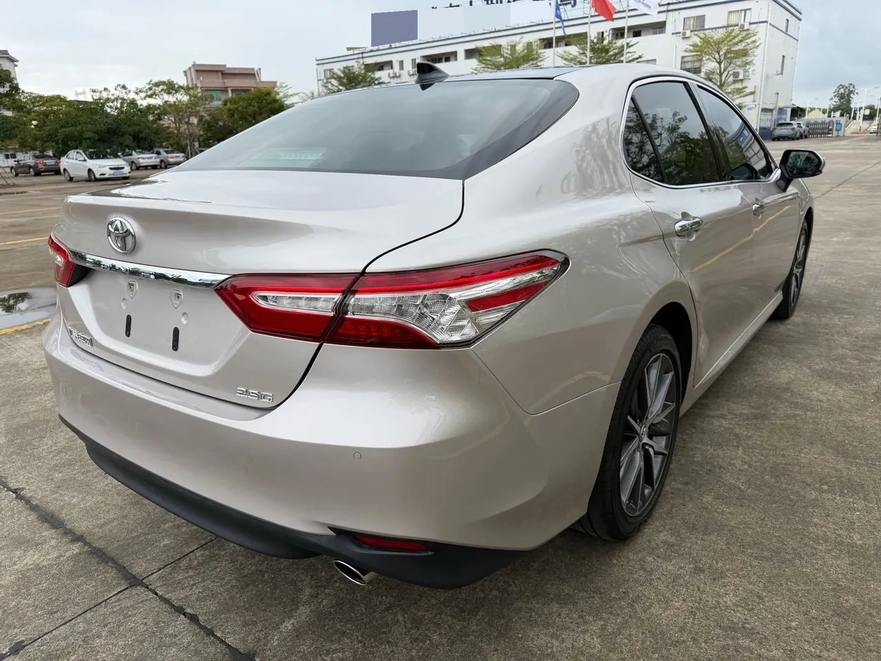 Toyota 2021 Camry 2.5G Deluxe Edition Automatic Gear 9