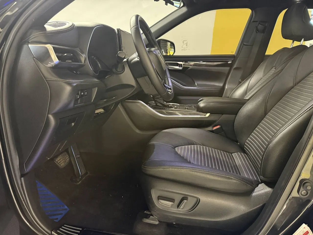Toyota 2021 Crown Land Release 2.5 Stepless Four-wheel Drive Deluxe Edition Automatic Gear 3