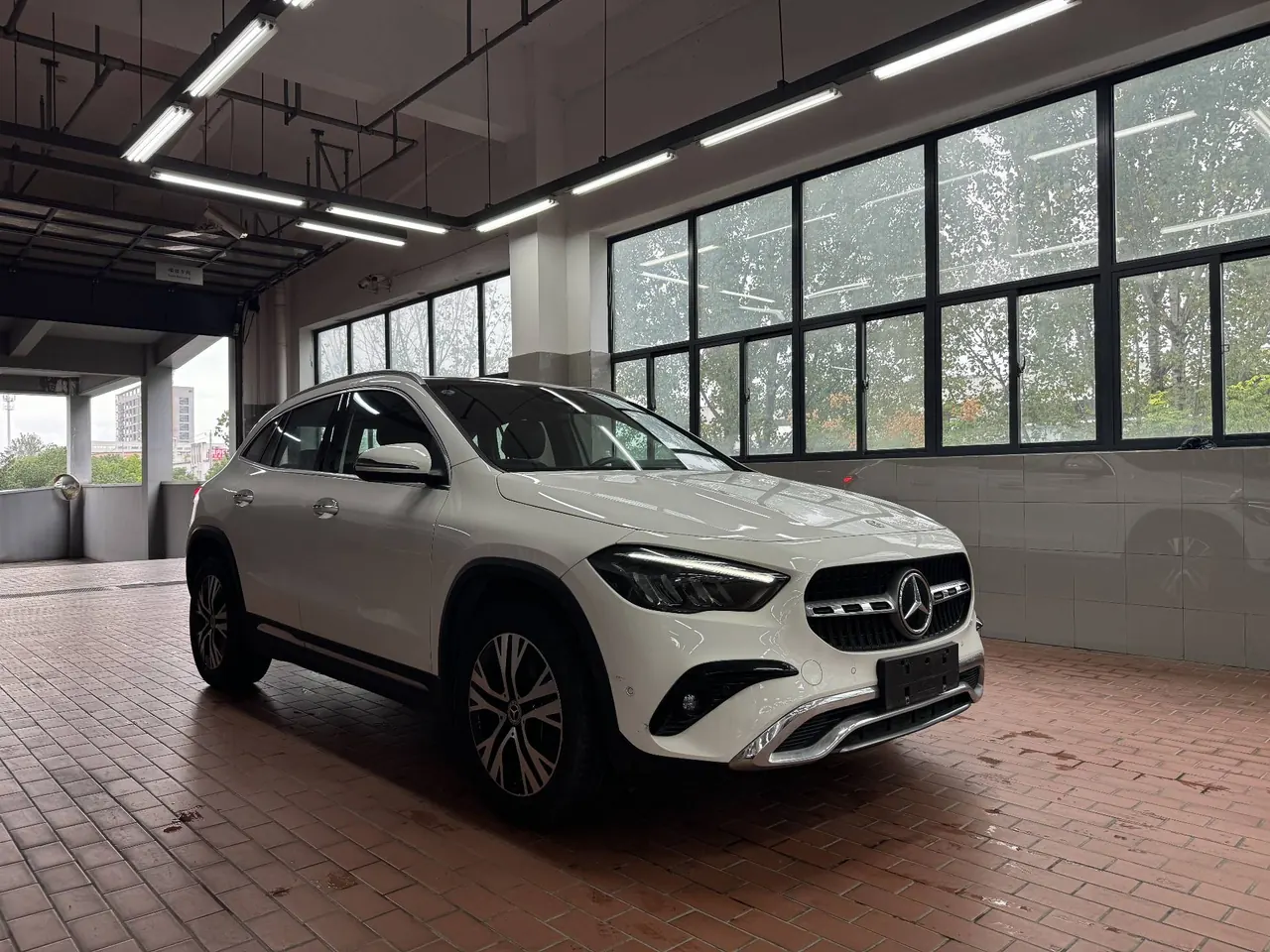 Mercedes Benz 2024 GLA 220 2.0T automatic gear 2
