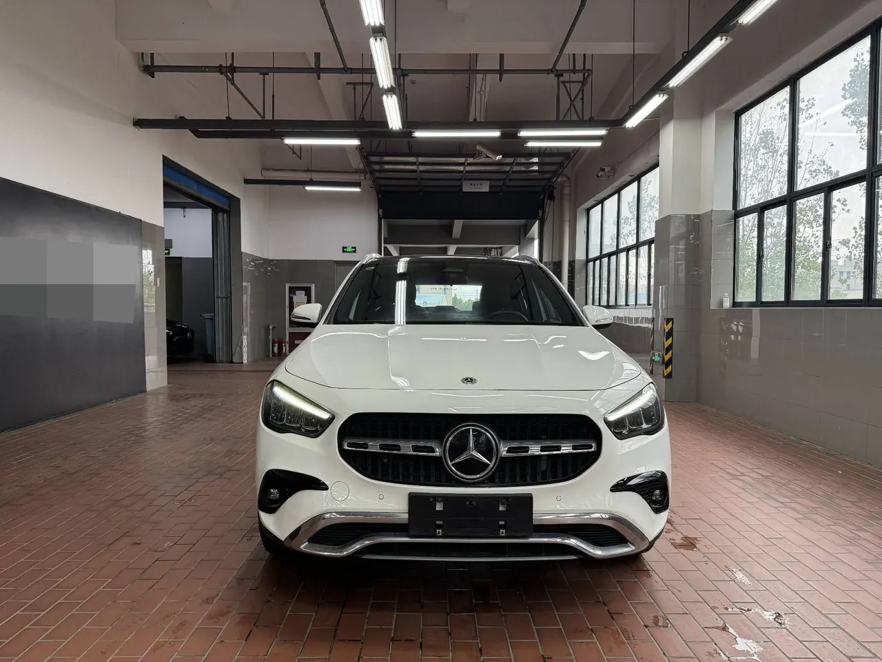 Mercedes Benz 2024 GLA 220 2.0T automatic gear 3