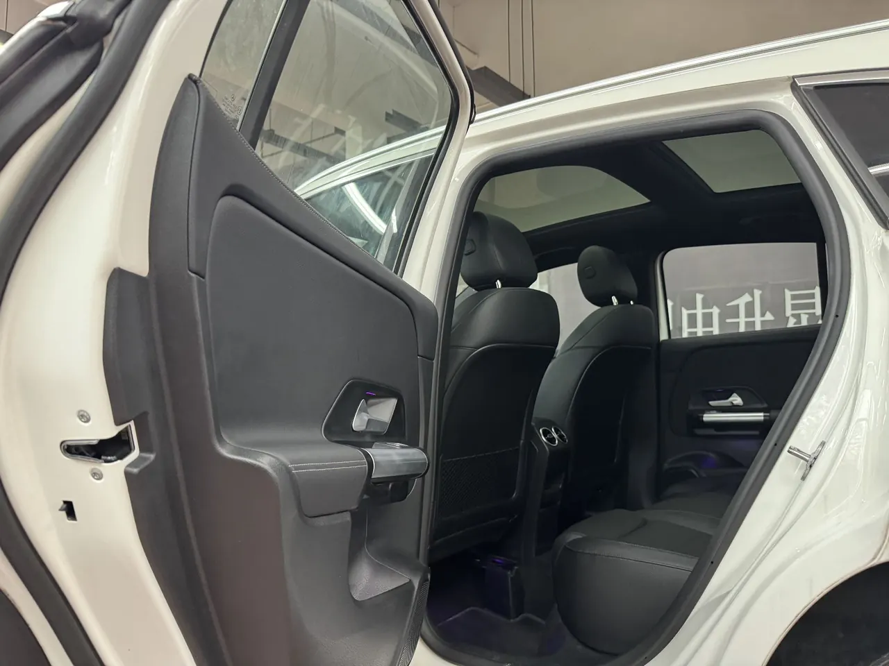 Mercedes Benz 2024 GLA 220 2.0T automatic gear 4