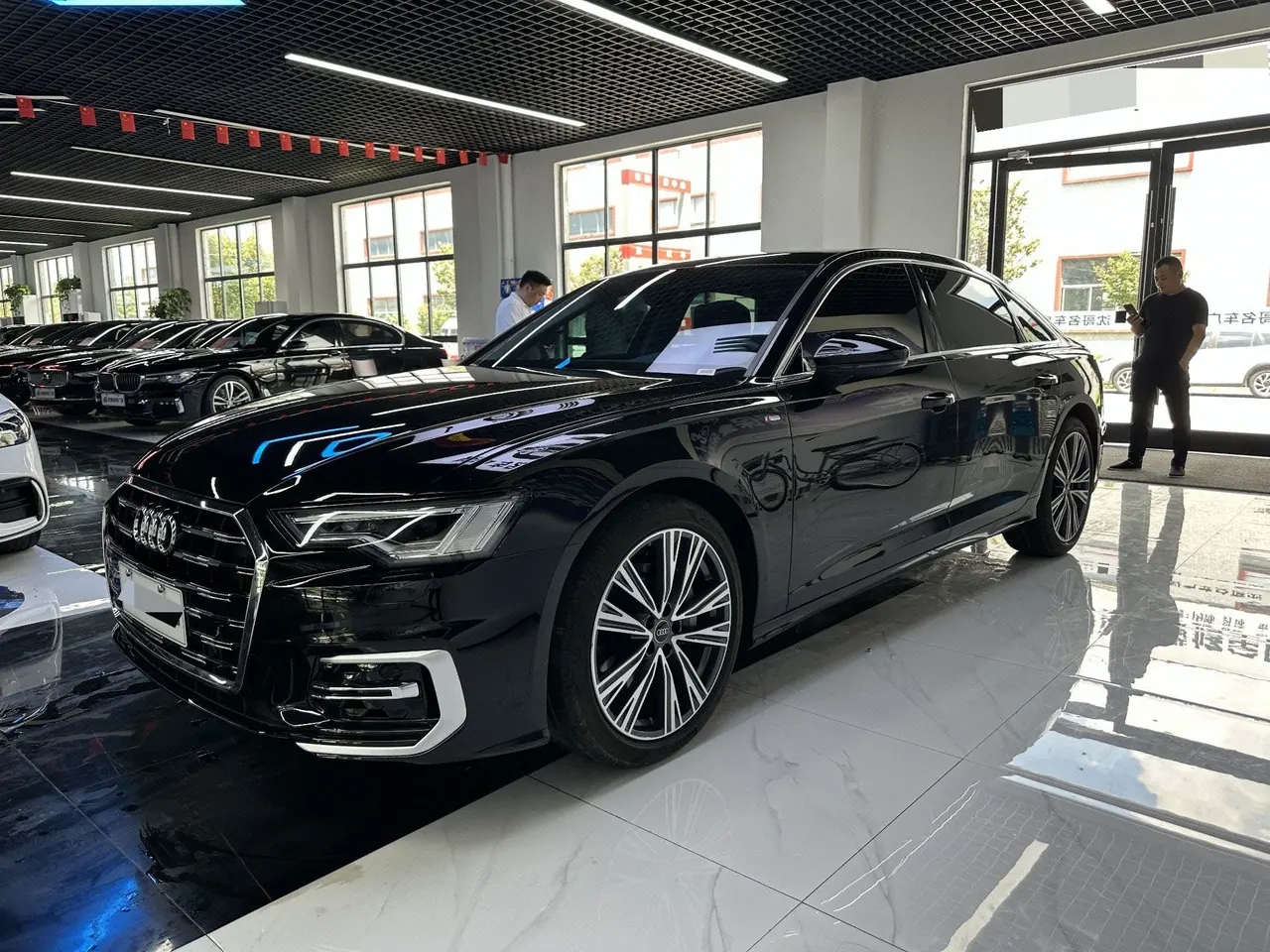 Открыть галерею: Audi 2025 A6L 2.0TFSI 45TFSI Selected Dynamic Automatic