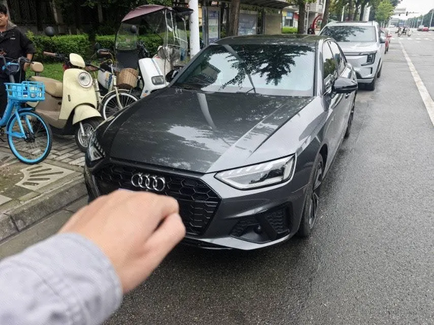 打开图片灯箱:Audi 2025 A4L 2.0TFSI 40TFSI 2 million‑vehicle celebration edition, luxury sporty model, automatic transmission