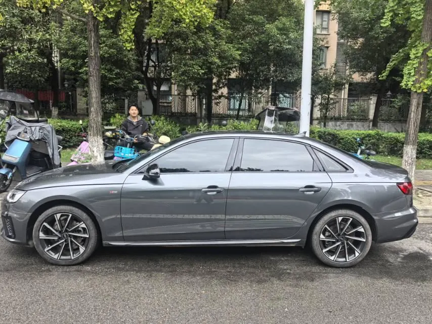 Audi 2025 A4L 2.0TFSI 40TFSI 2 million‑vehicle celebration edition, luxury sporty model, automatic transmission 3