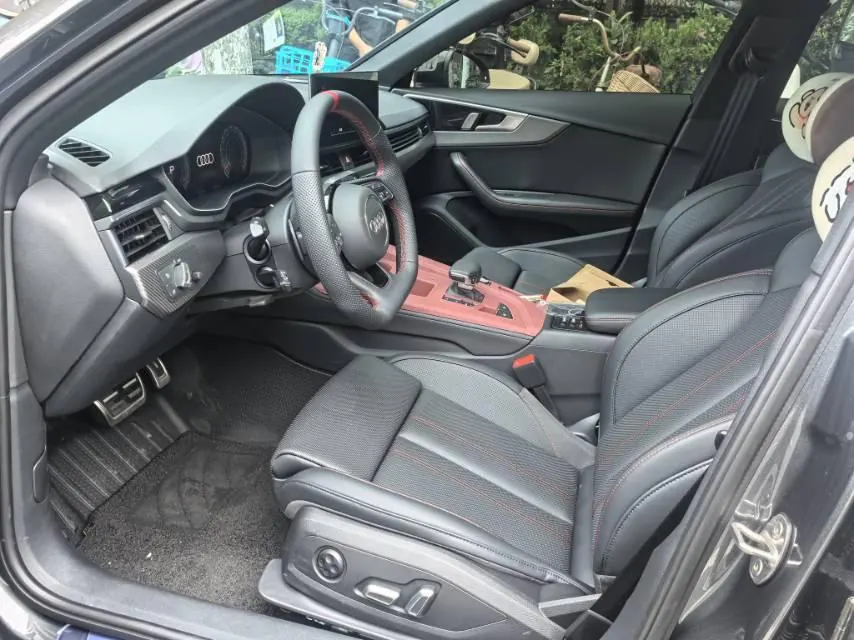 Audi 2025 A4L 2.0TFSI 40TFSI 2 million‑vehicle celebration edition, luxury sporty model, automatic transmission 4