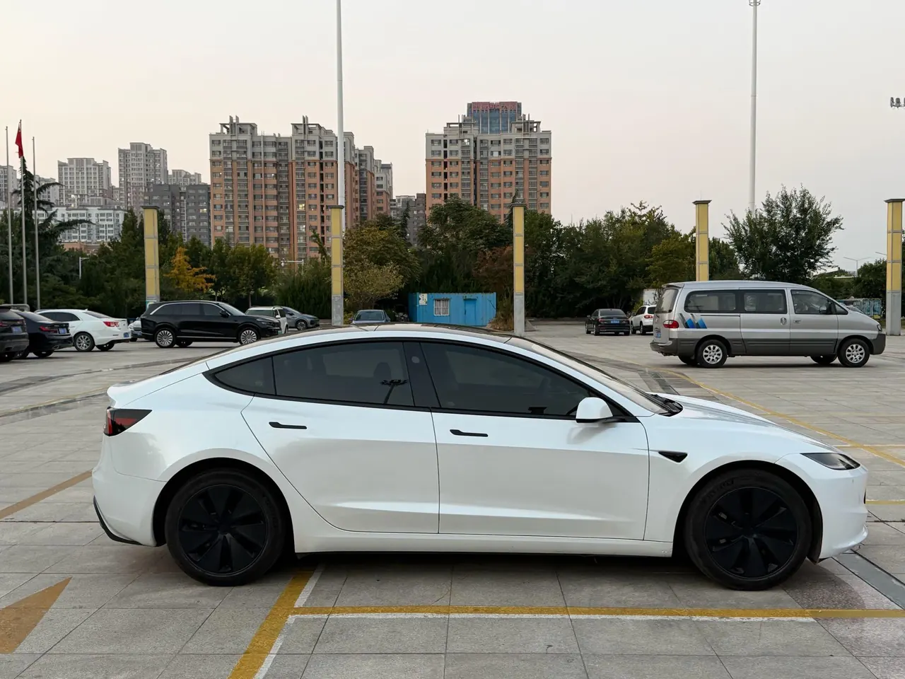 Tesla 2023 Model 3 Rejuvenation Edition Rear Wheel Drive Automatic Transmission 3