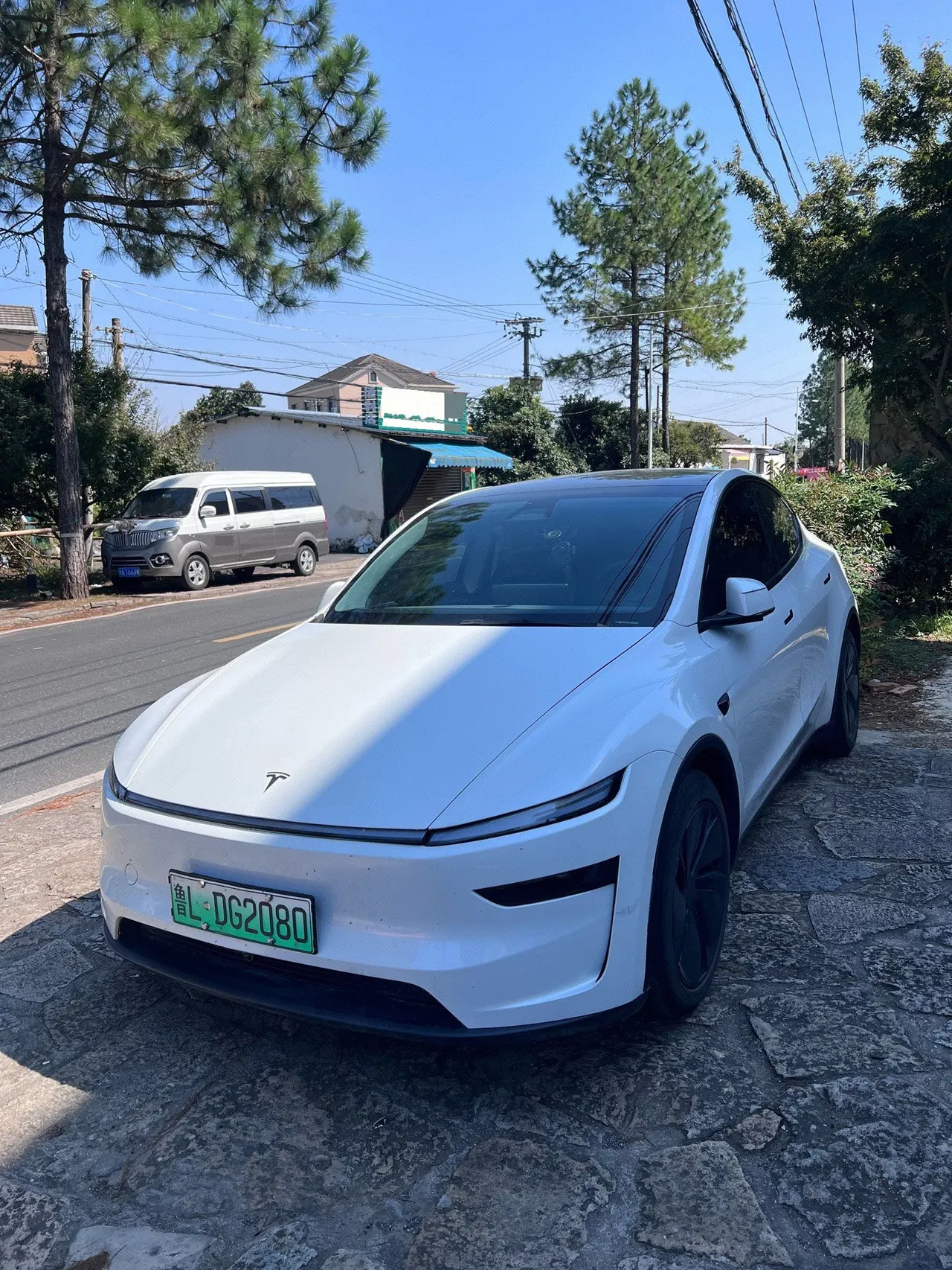 Open image lightbox: Tesla 2025 Model Y rear-wheel drive version automatic transmission