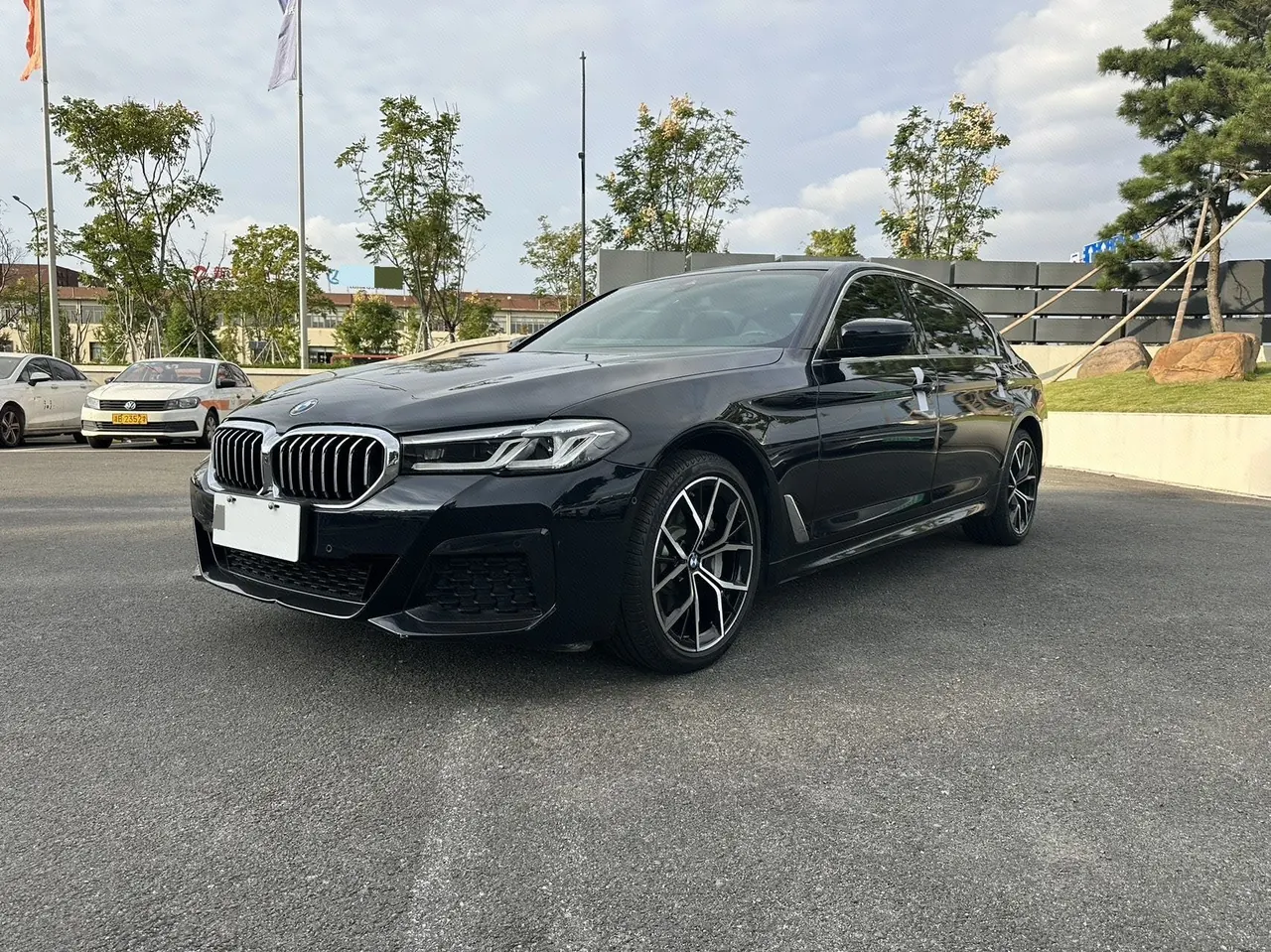 Открыть галерею: BMW 5 Series 2023 530Li 2.0T Exclusive M Sports Suit Automatic Gear
