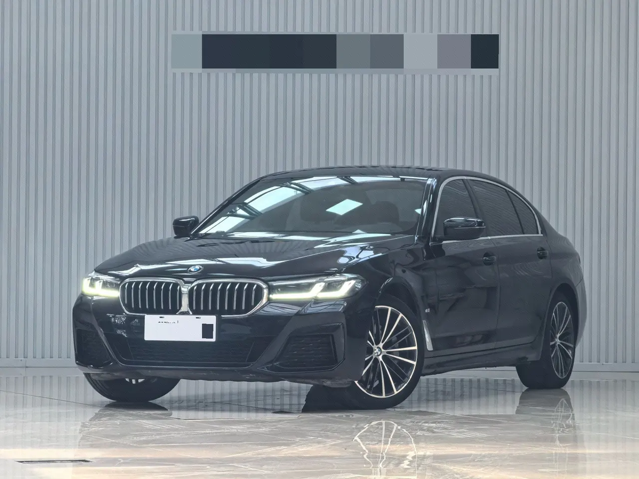 Открыть галерею: BMW 5 Series 2022 530Li 2.0T Leading M Sports Suit Automatic Gear