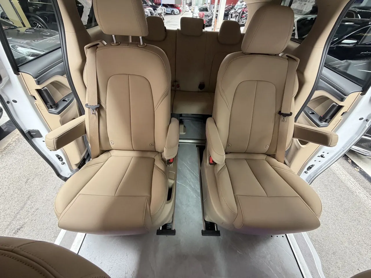 Buick 2025 GL8 Land Business Class 2.0T Comfortable DG Edition Automatic Gear 18